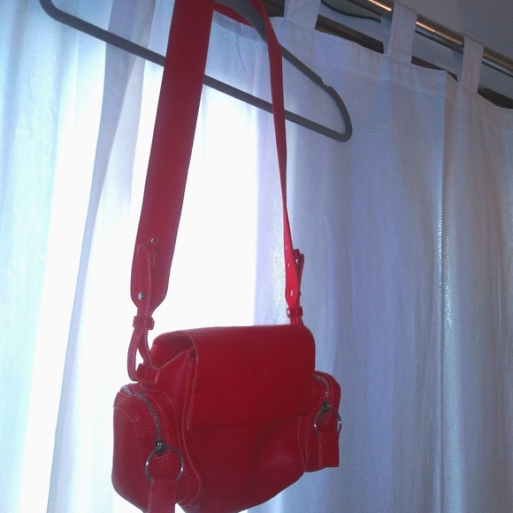 Super Lightweight Chic Red Crossbody Bag in a Pebbled Grain Vegan Leather. - Picture 8 of 11